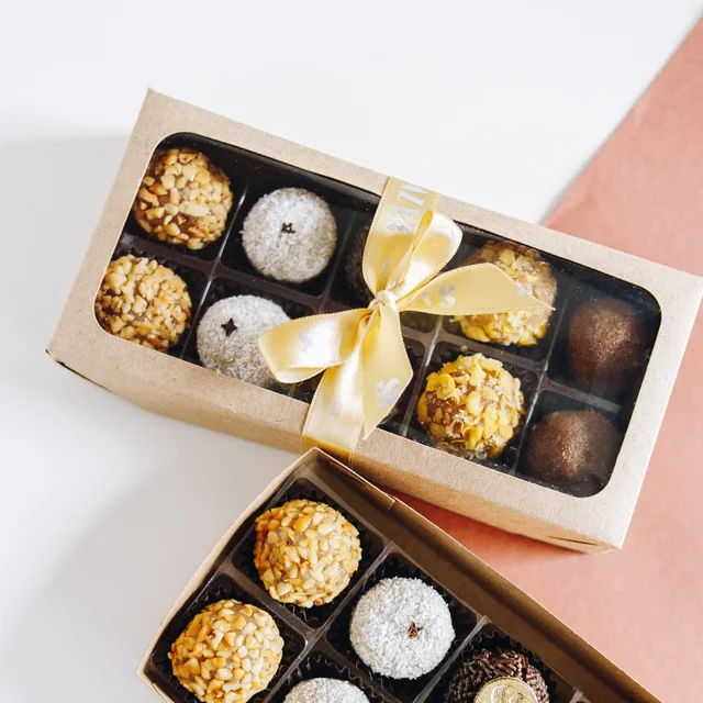 Caixa de brigadeiros sortidos com laço dourado