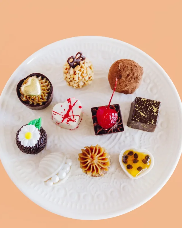 Prato com a seleção de doces finos da Salva Doces