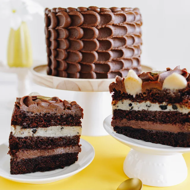 Fatia do Bolo Nottoreo com brigadeiro meio-amargo e brigadeiro branco