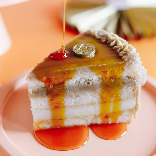 Fatia de Bolo Pudim com calda de caramelo