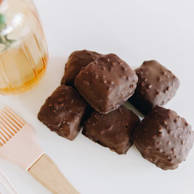 Brownie Bites cobertos com chocolate e castanha de caju