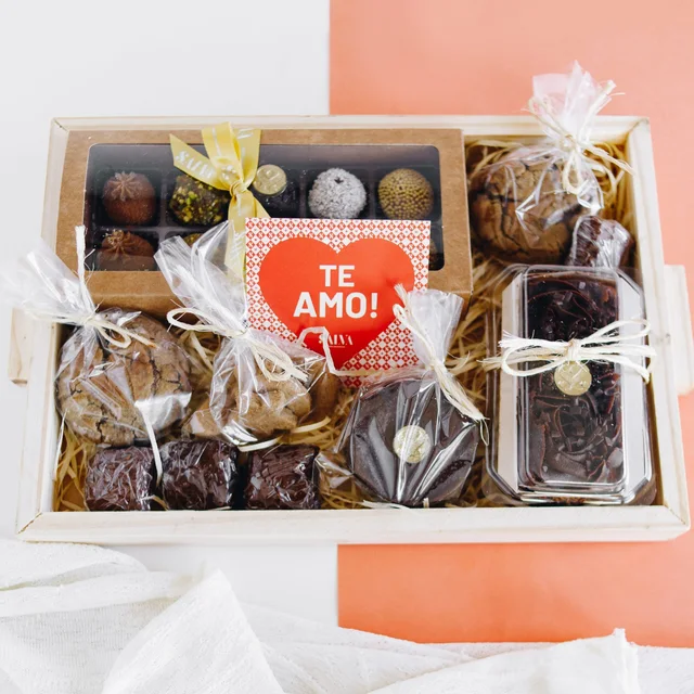 Cesta Presente com mini-bolo, cookies, brownies e brigadeiros