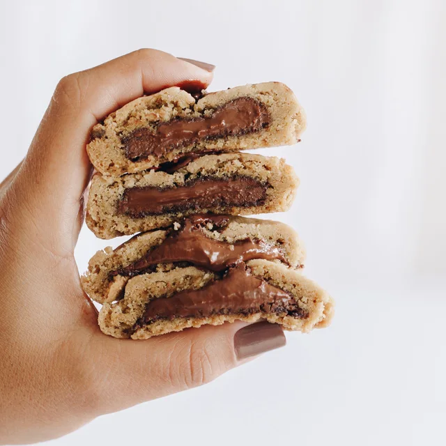 Cookies recheados com creme de avelã empilhados na mão