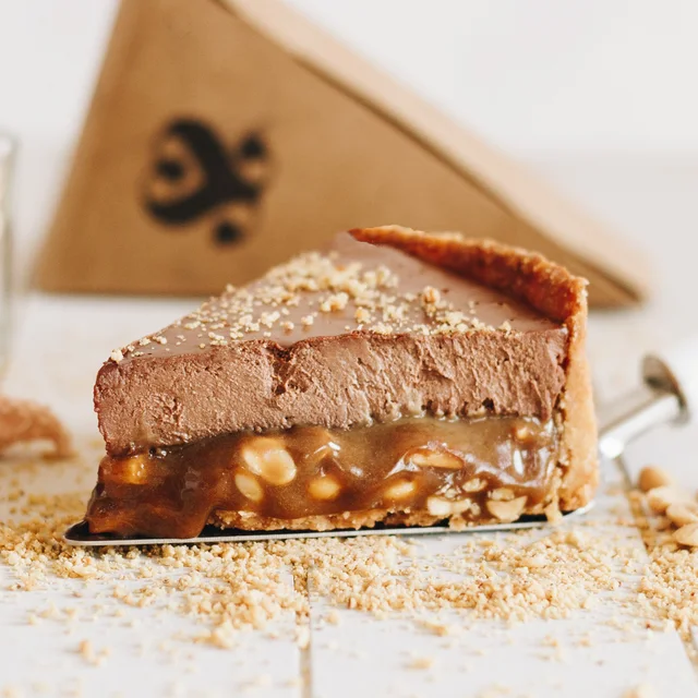 Fatia de Torta Snickers com creme de amendoim e ganache